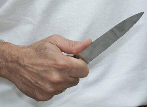 Lite per il barbecue, grave donna accoltellata