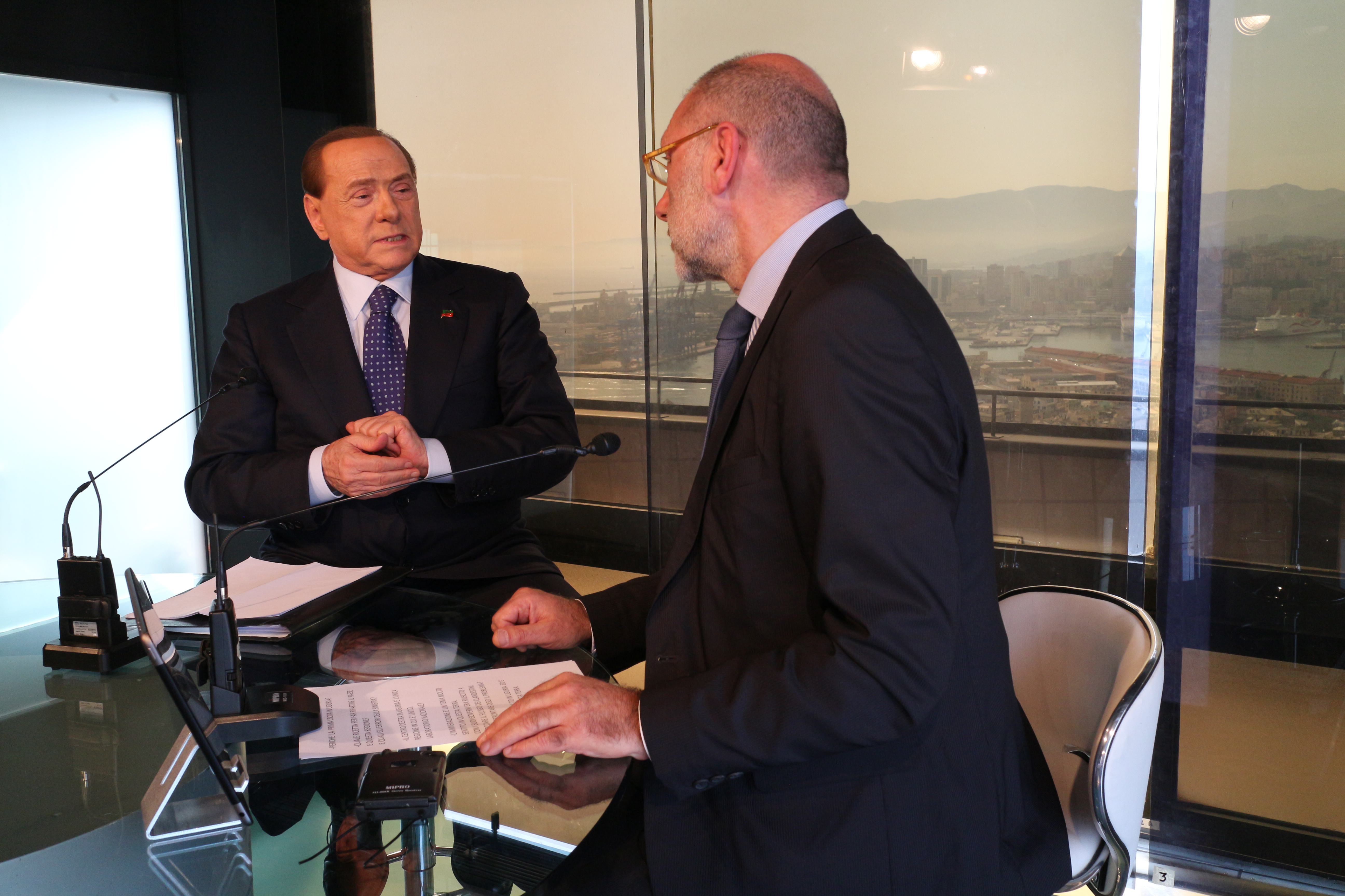 Berlusconi a Primocanale lancia Toti e sfida Renzi: 