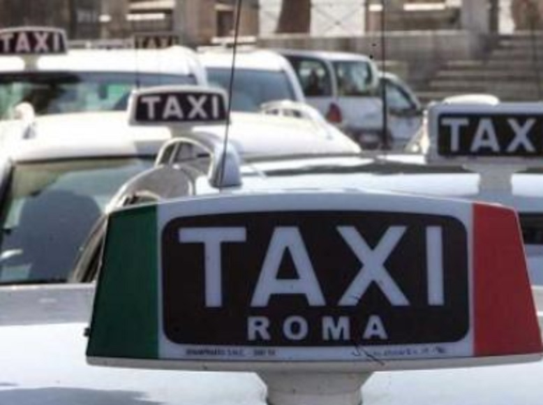 Tassista denuncia: violentata da un cliente, è caccia all'uomo a Roma 