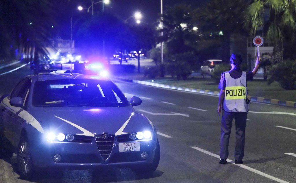 Auto non si ferma davanti ad un posto di blocco, una vittima e quattro feriti 
