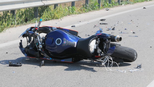 Moto contro un'auto, muore centauro