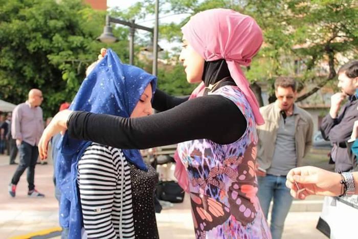 Islam, prove di velo in piazza a Lodi