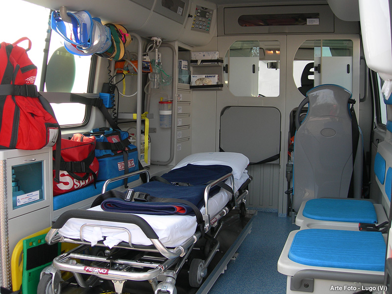 Scontro frontale con un'auto, 35enne perde la vita in moto