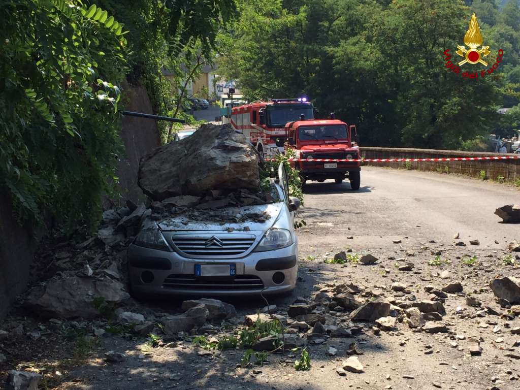Masso cade su un'auto in via Gualco a Genova