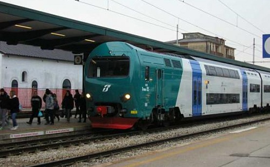 Regionale fermo a Varazze, linea ferroviaria nel caos