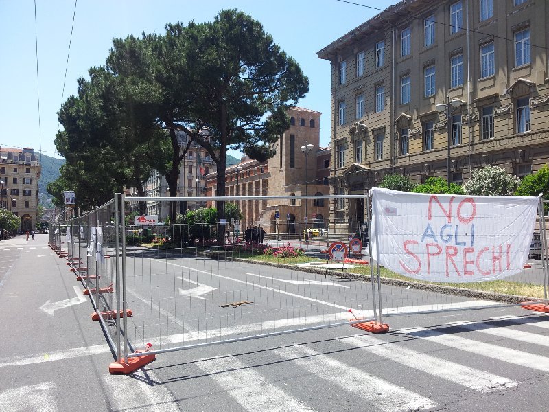 Il disagio dei commercianti di Piazza Verdi dopo il nuovo stop ai lavori