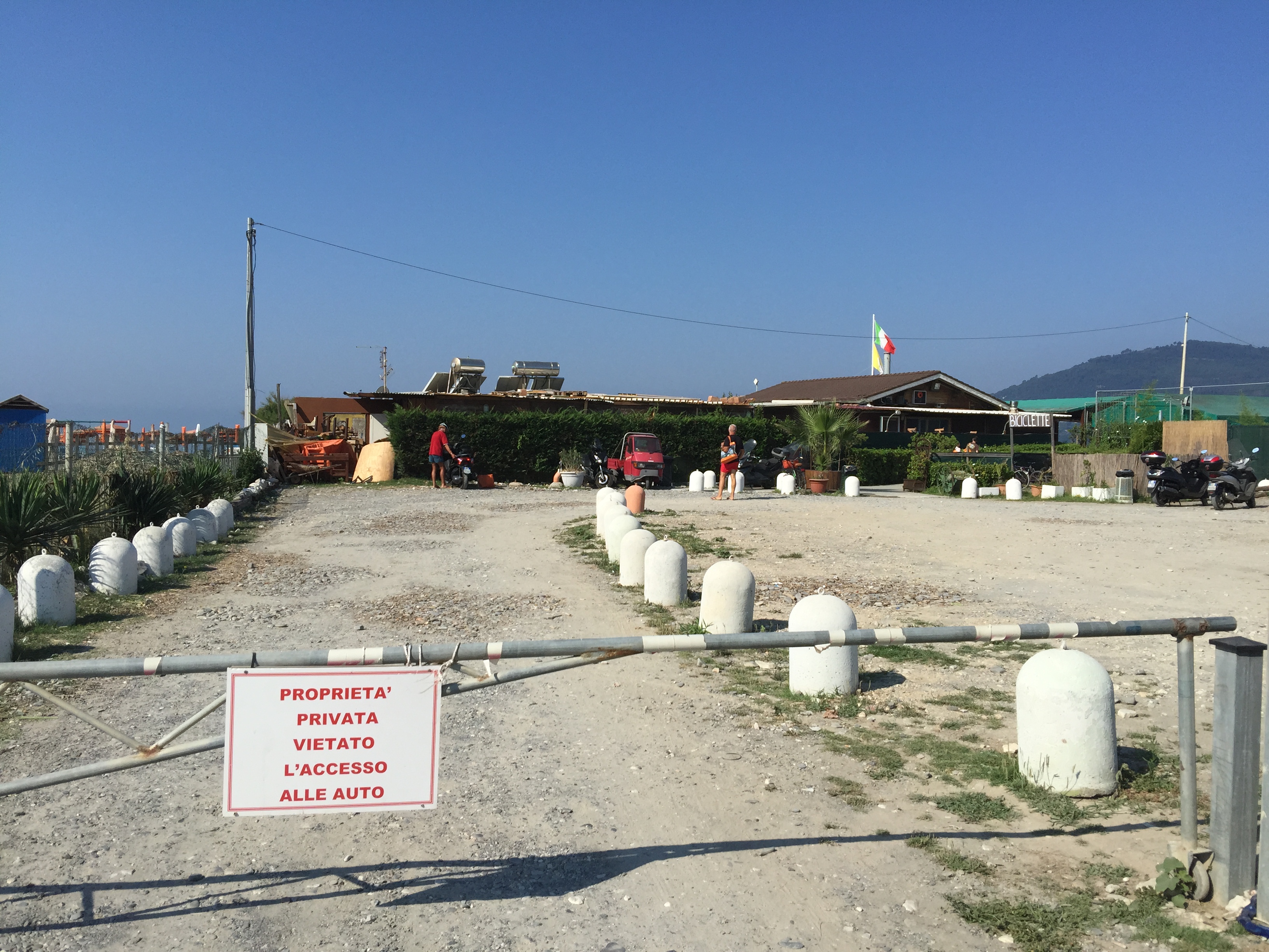 Blitz di vigili e capitaneria sulla spiaggia di Marinella: 