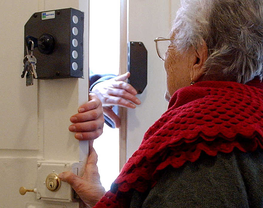 Nonnina raggira truffatori, consegna bigiotteria al posto dell'oro