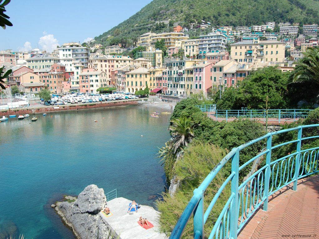 Caldo, donna incinta sviene in strada a Nervi