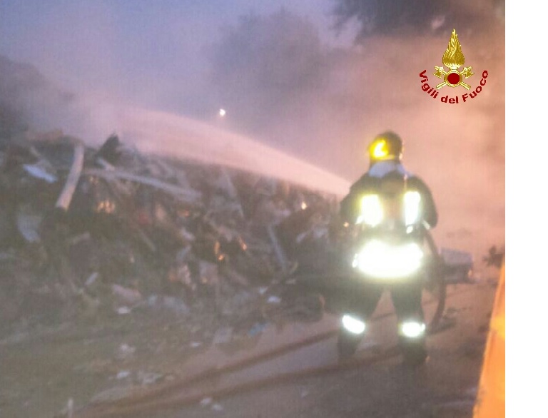 Incendio a Ceparana, notte di lavoro per i vigili del fuoco