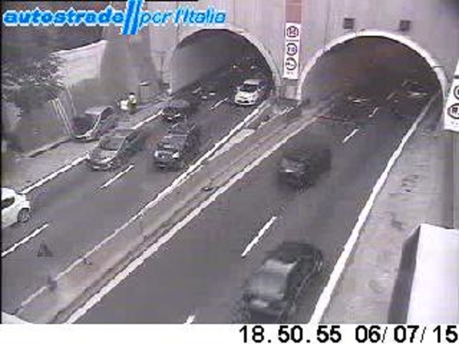Code verso i varchi portuali, in tilt il nodo autostradale genovese
