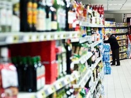 Vende ai pensionati cibo rubato nei supermercati