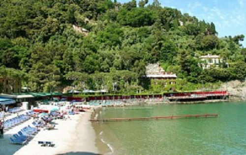 Padre e figlia bloccati in una caletta, tratti in salvo