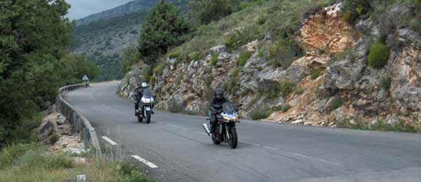 Incidente tra due auto e una moto, sette feriti