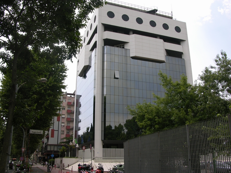 Vetro cade da finestra del palazzo della Questura, nessun ferito