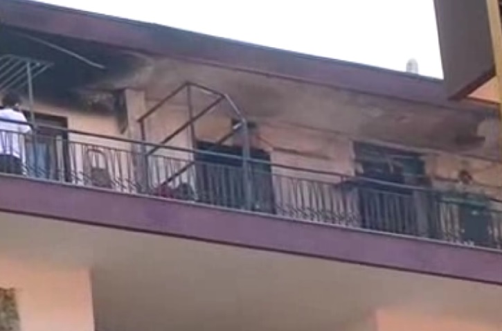 Incendio in casa a Sanremo, nonna e nipote intossicati 