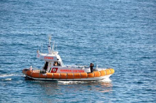 Catamarano si rovescia, salvi grazie al telefono subacqueo