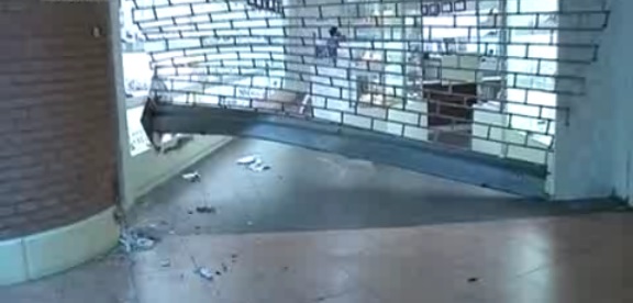 Furto con spaccata, svaligiata una gioielleria 