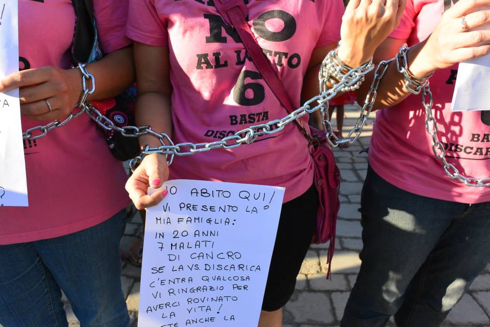 Prima le catene, poi le cartoline: doppia protesta contro il Lotto 6