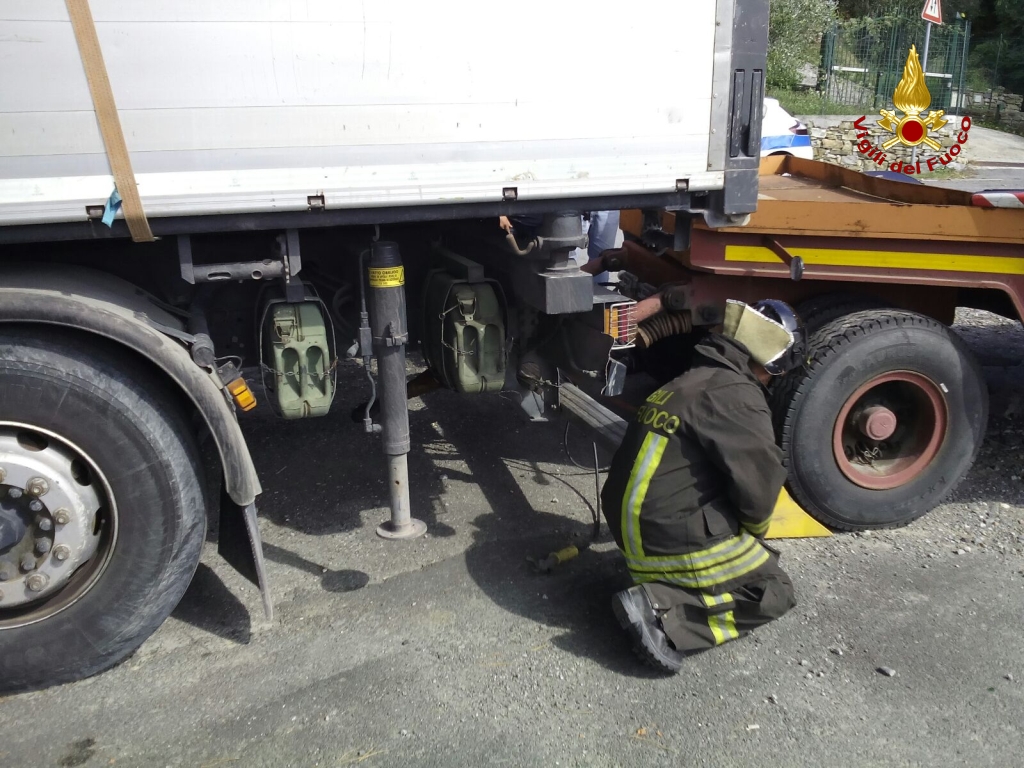 Autista schiacciato tra rimorchio e motrice, trasportato in codice rosso al San Martino