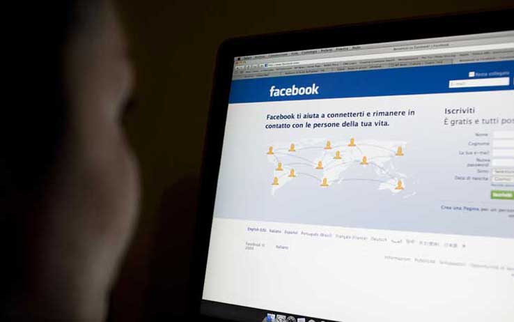 Sesso con una 13enne adescata su Facebook: in manette un 35enne