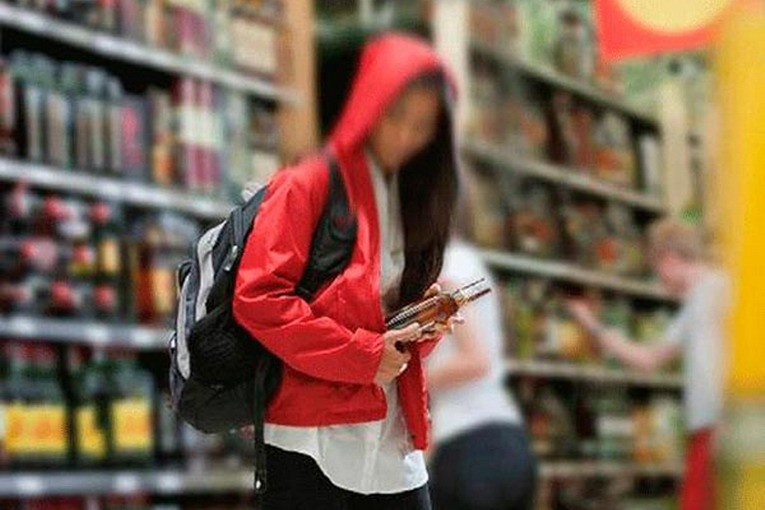 Rubano 20 bottiglie di alcolici da un supermercato di Bordighera, nei guai due ragazzi francesi
