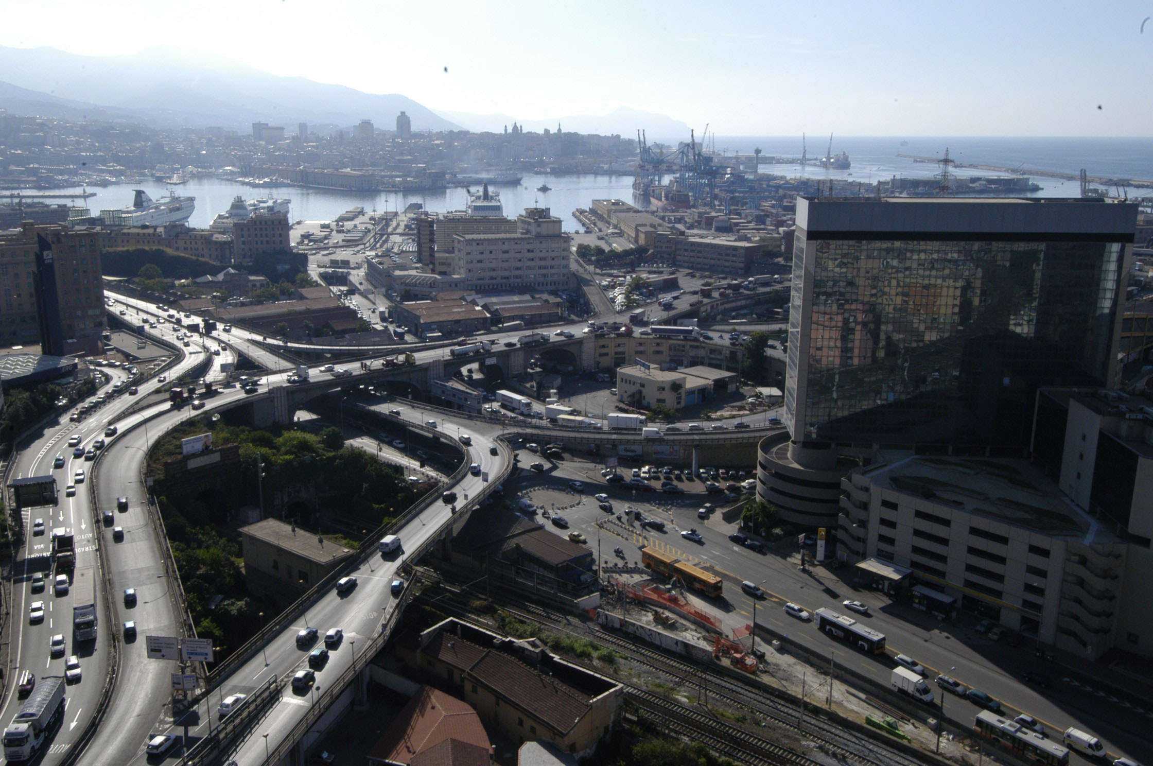 Autocisterna perde olio, raffica di incidenti sull'elicoidale per Genova Ovest
