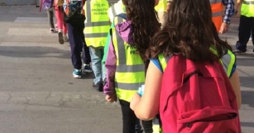 Traffico davanti alle scuole, a Imperia torna il servizio Pedibus