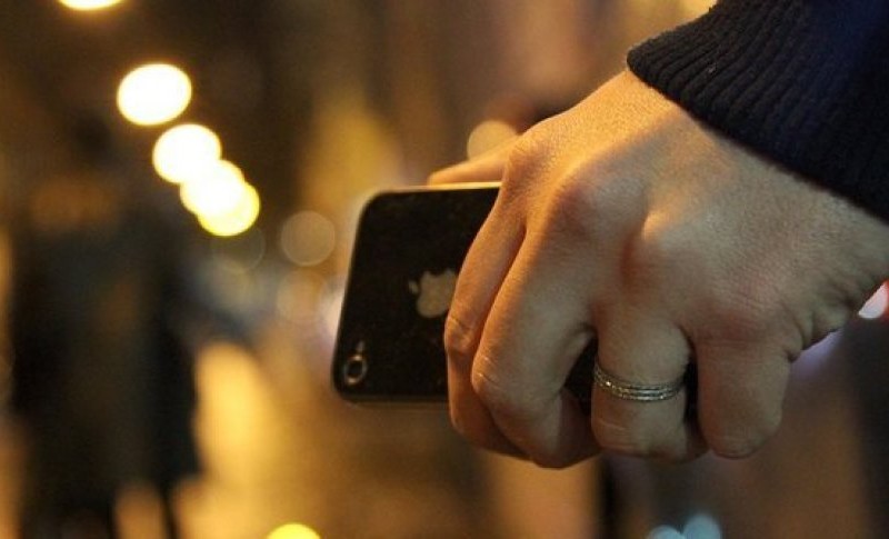 Accoltellato ad una gamba, viene derubato del proprio cellulare