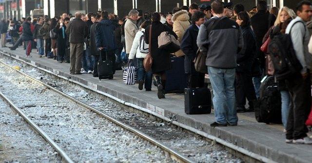 Sabato nero per i trasporti: caos treni a ponente e A7 in tilt