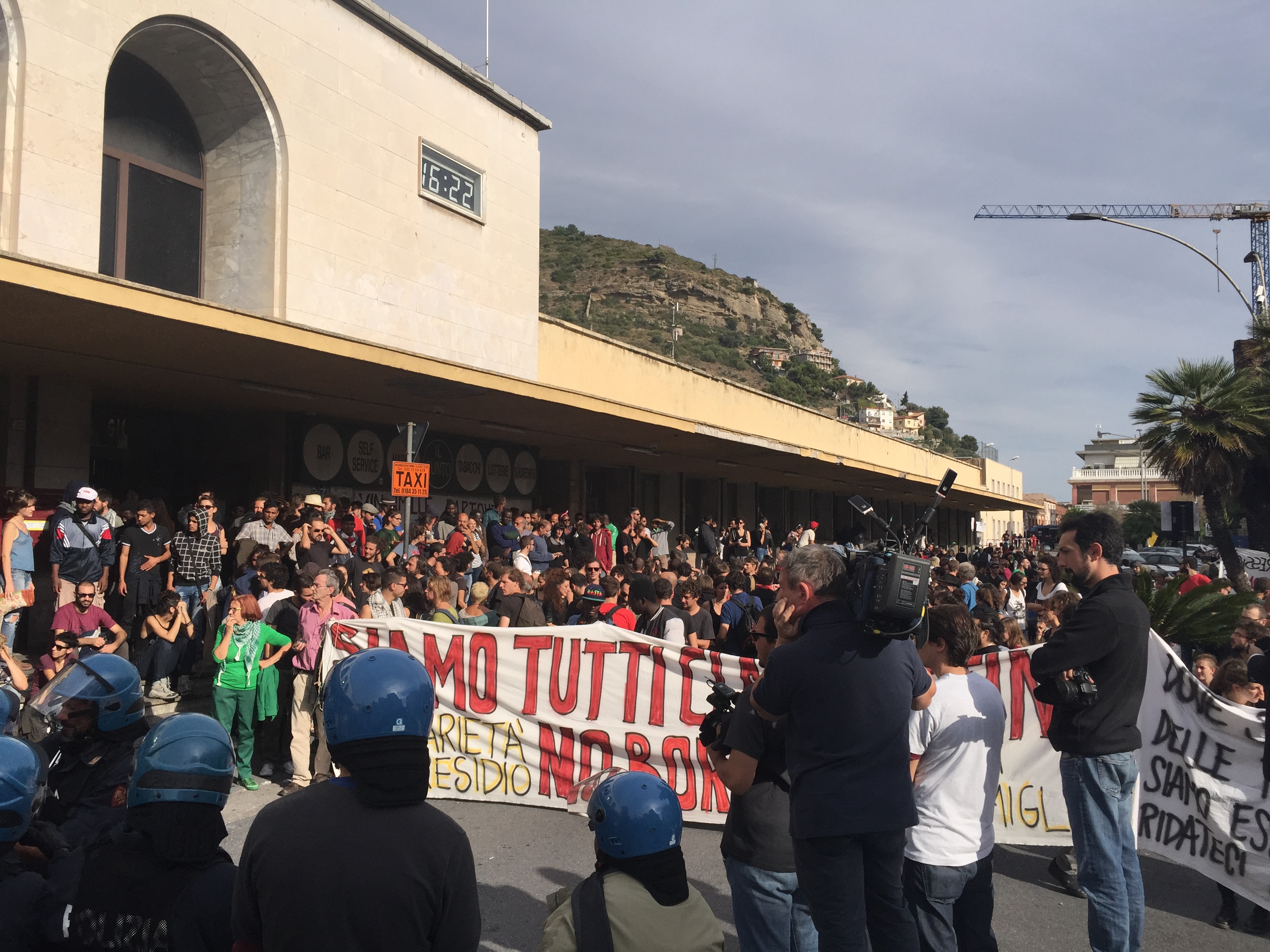 Migranti, a Ventimiglia manifestazione dei 'No Borders' contro lo sgombero 