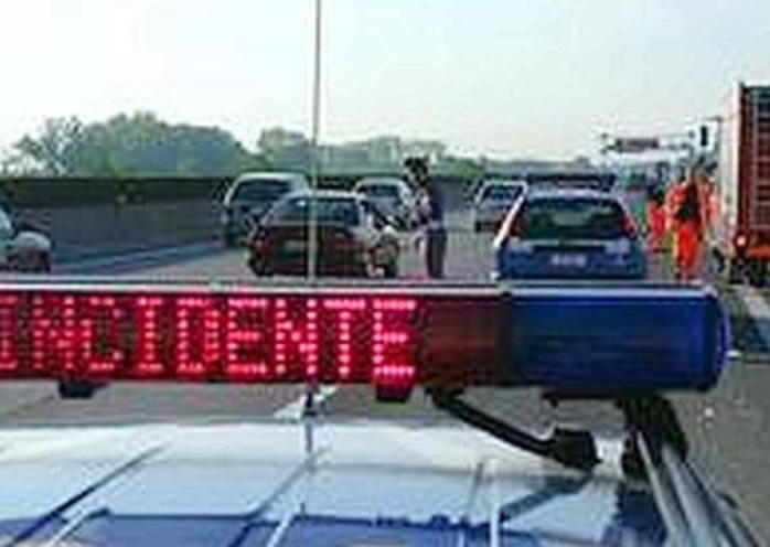 Tre persone sono morte carbonizzate in un incidente stradale 