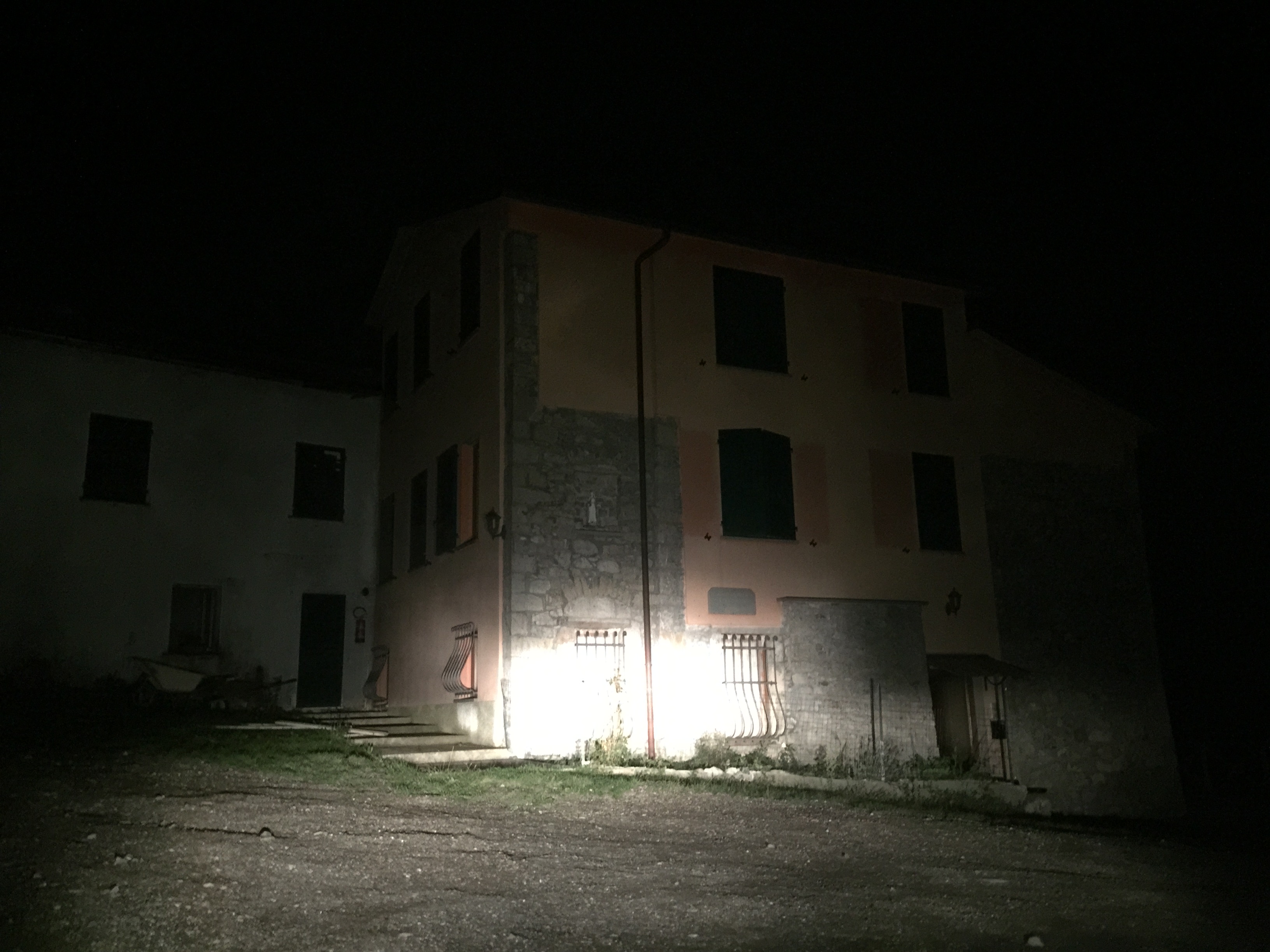 2 anni, muore cadendo nella vasca dell'acqua dell'agriturismo di famiglia