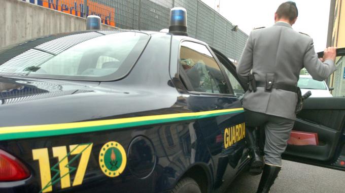 Guardia di Finanza di Imperia sequestra circa 1.700 foulard: denunciate 6 persone