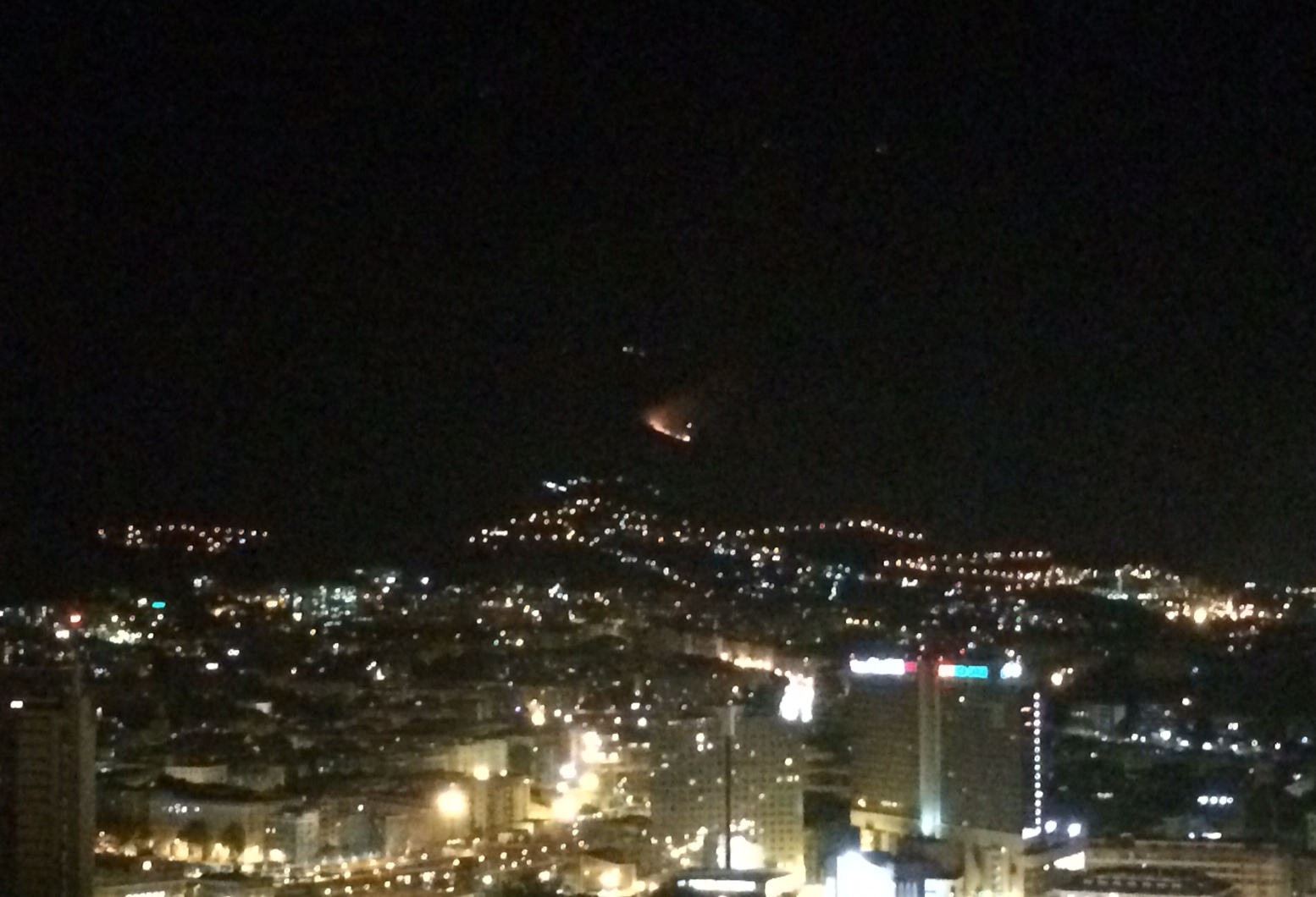 Incendio sul Monte Fasce, vigili del fuoco in azione