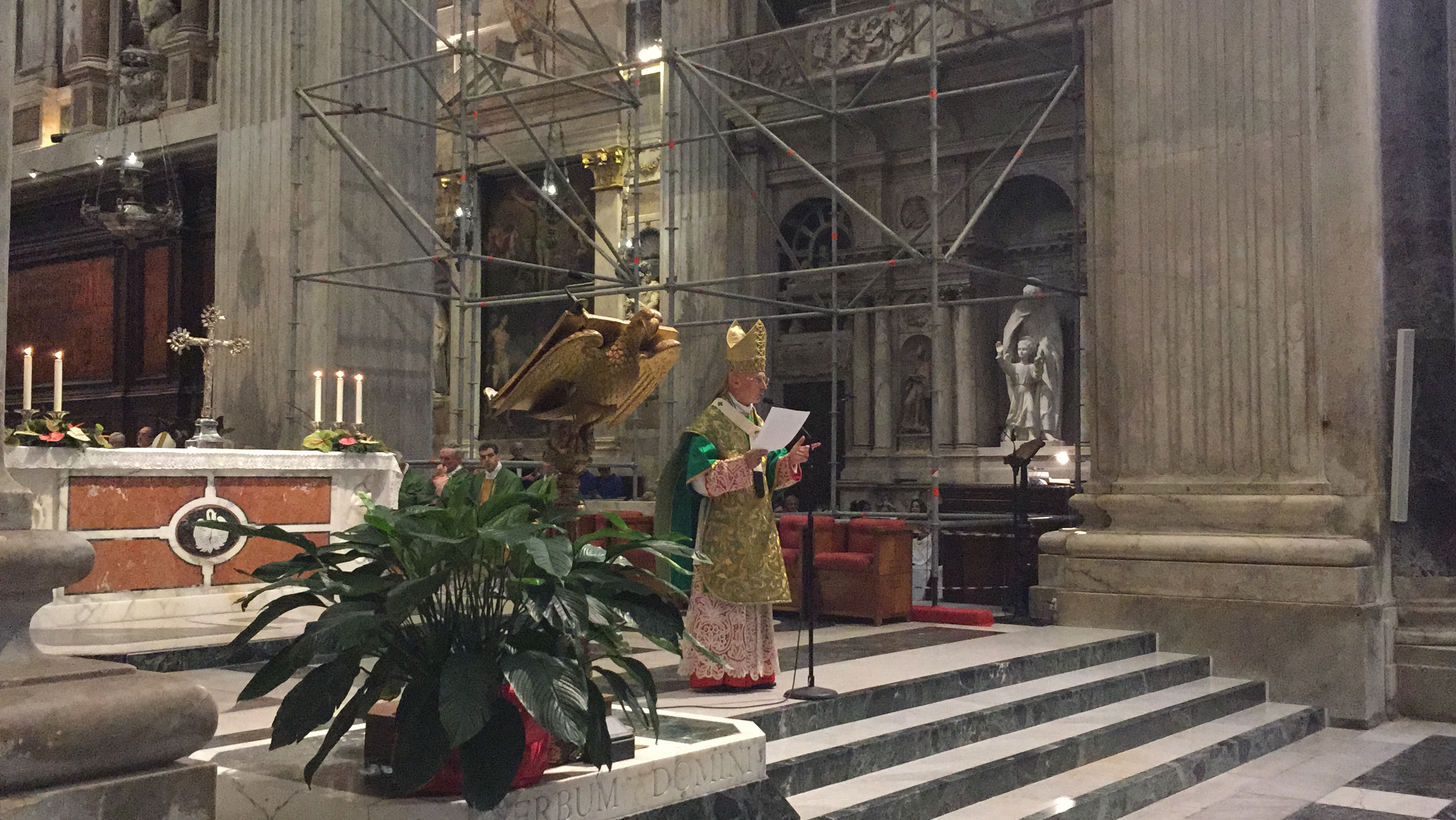 Bagnasco apre l'anno pastorale in San Lorenzo: 