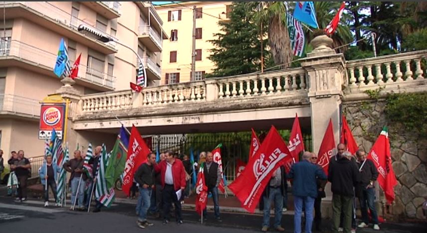 Imperia, sindacati davanti alla Prefettura: 