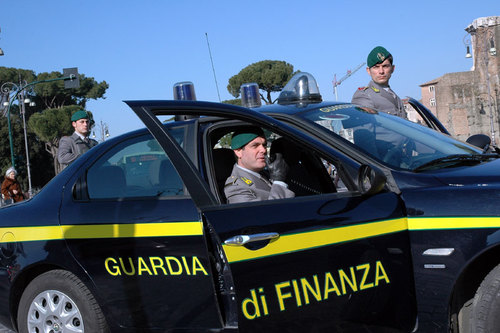 Mezzo chilo di droga a bordo dell'auto, arrestati marito e moglie