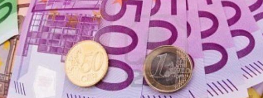 Fanno scendere pensionata da auto e la derubano, arrestati 