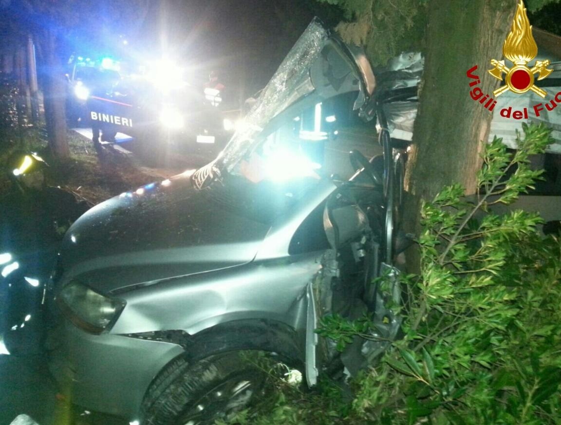 Auto contro un albero, il conducente muore sul colpo 