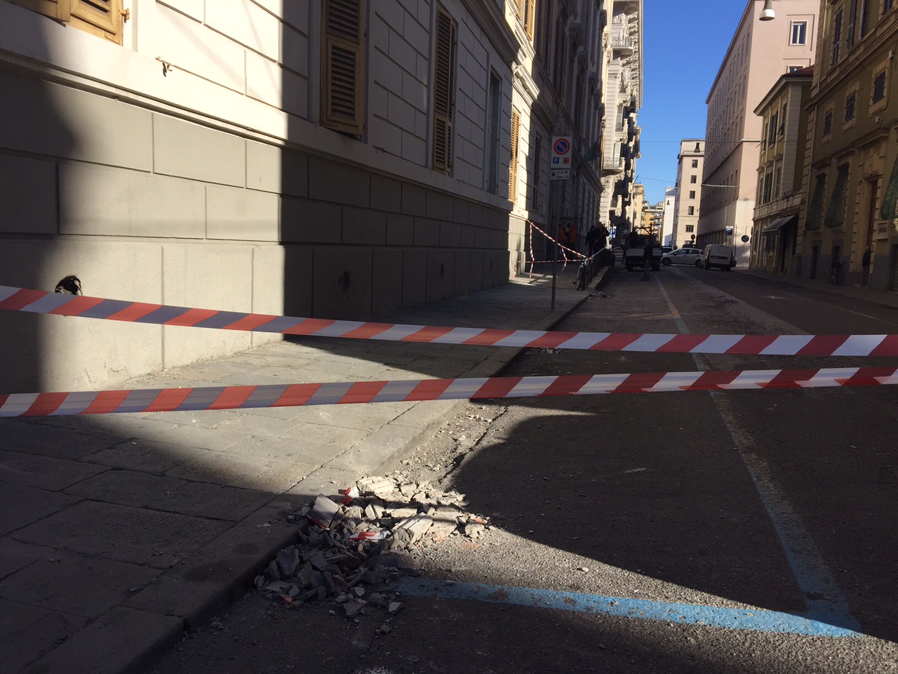 La Spezia, crolla cornicione della scuola all'ingresso degli alunni