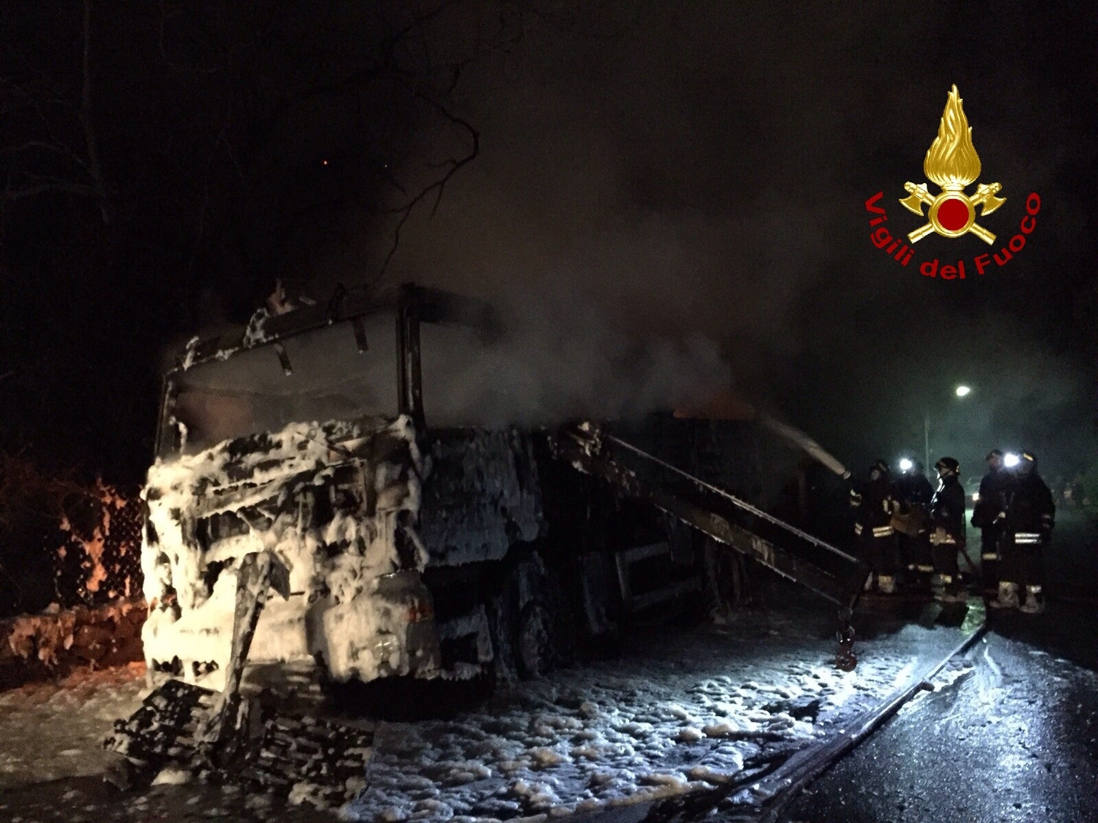 Automezzo in fiamme sulla strada per Bonassola