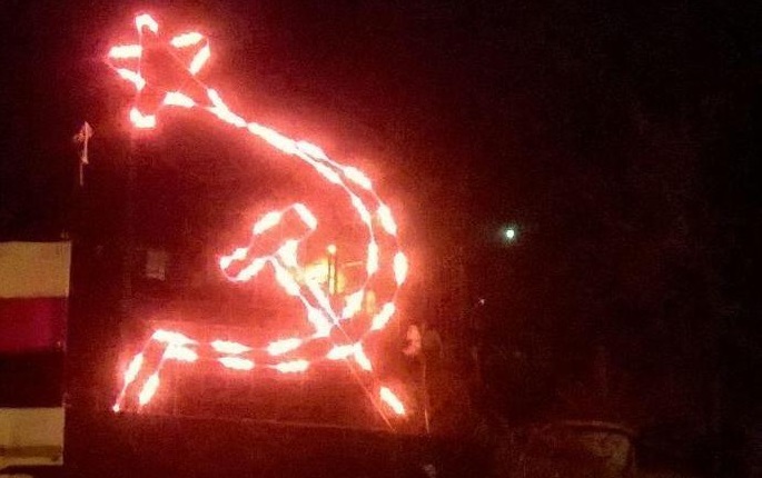 Natale, luminarie con falce e martello in Valbisagno