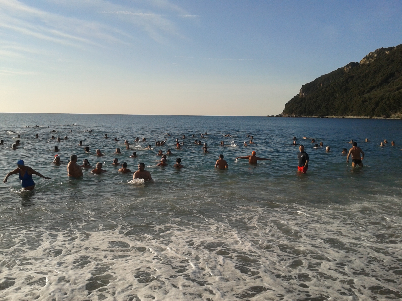 Tuffo fuori stagione a Riva Trigoso: oggi l'appuntamento con il cimento invernale del 