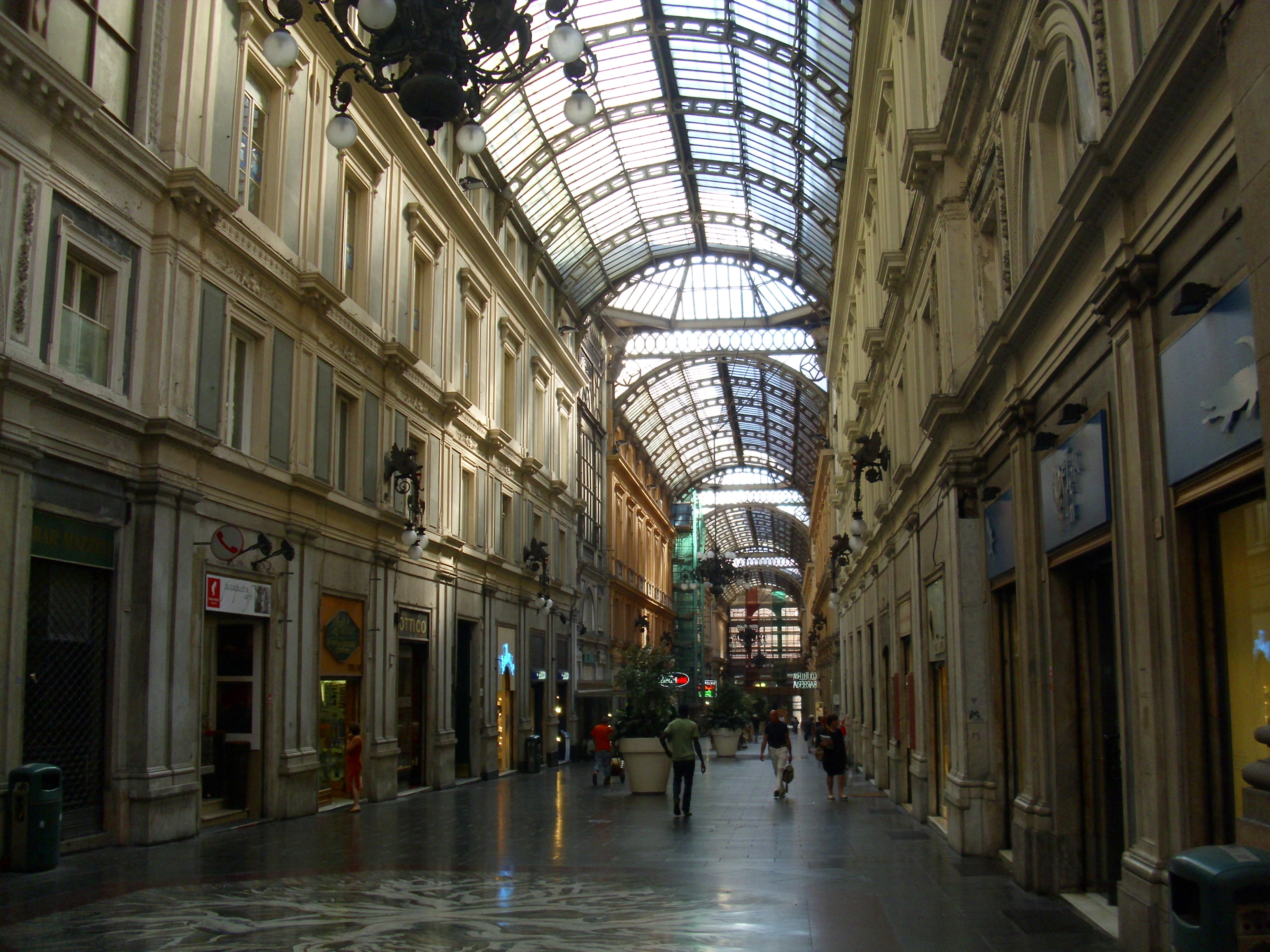 Spaccata in Galleria Mazzini e al mercato orientale di via xx settembre