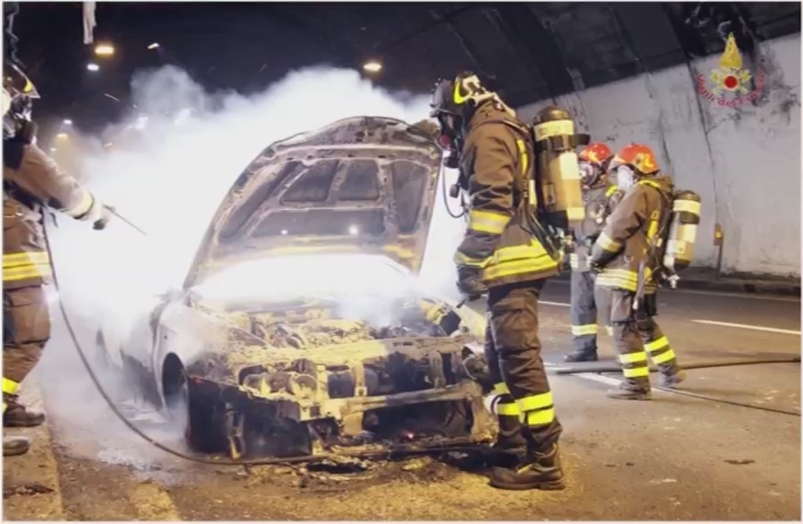 Auto in fiamme sulla A26, in salvo un'intera famiglia