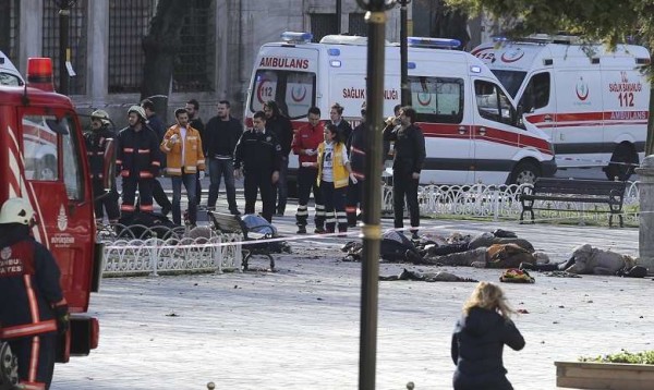 Strage a Istanbul, kamikaze dell'Isis si è fatto esplodere: 10 vittime