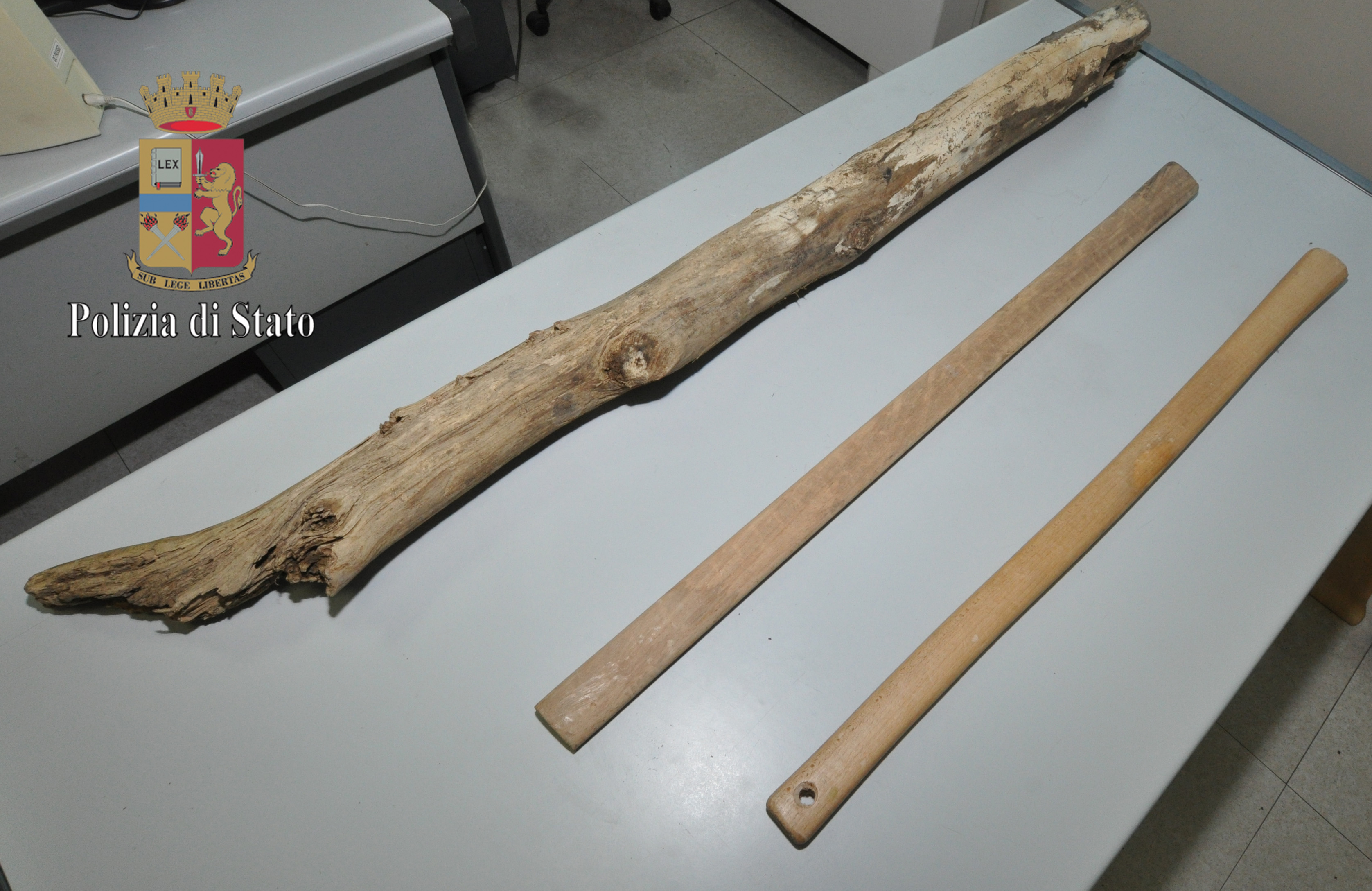 Bastoni sequestrati dalla polizia prima di Spezia-Alessandria, sventato un agguato