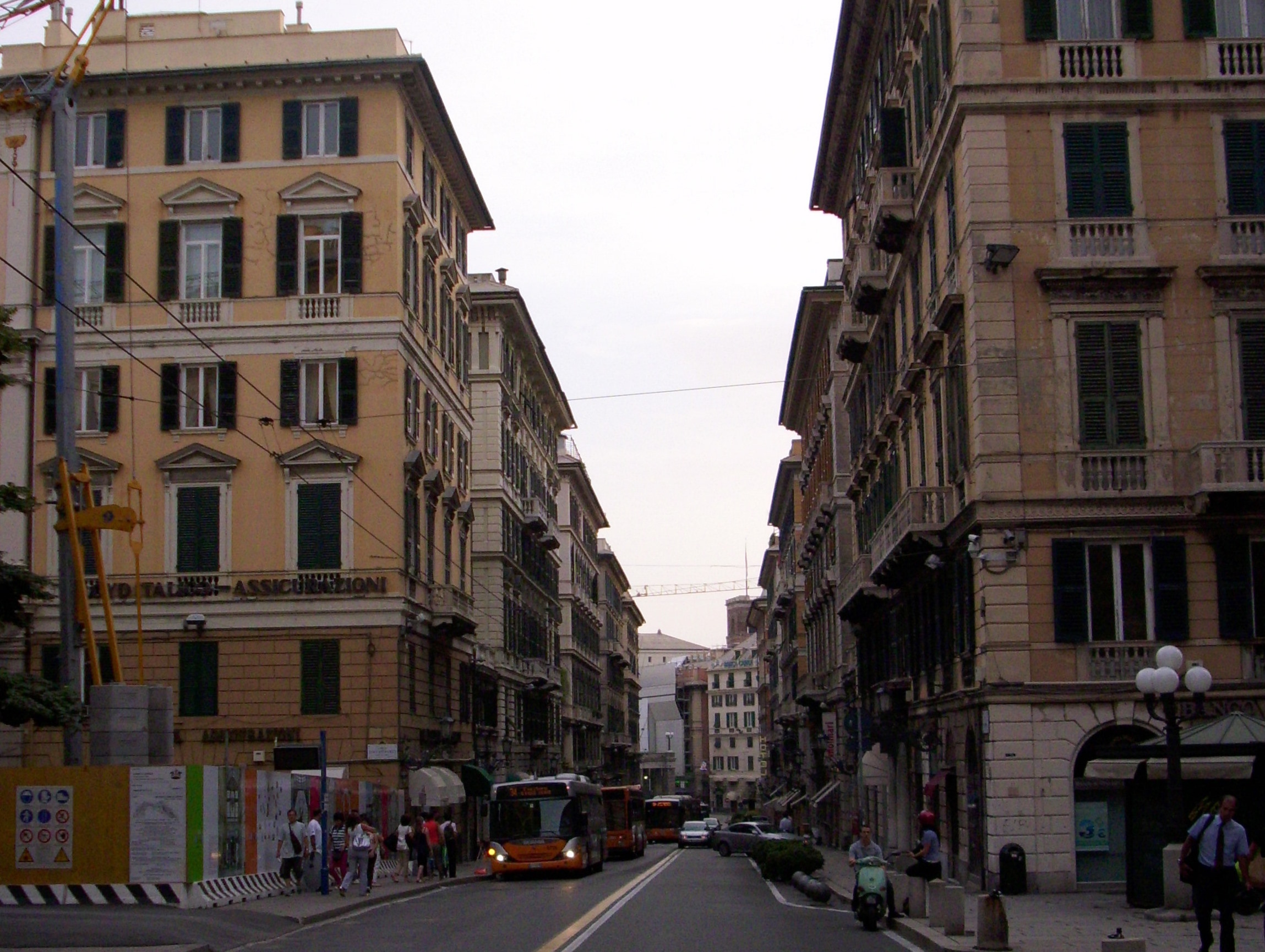 Scoperto mentre ruba cerca di strappare pistola a vigilante