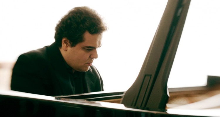 Al teatro Civico si esibisce il celebre pianista russo Arcadi Volodos